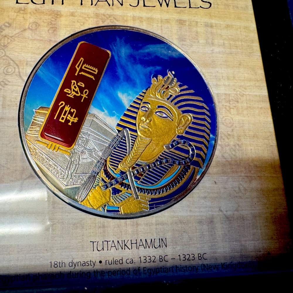 Silver and palladium coin with Jewel.
New